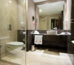 Трёхместный семейный люкс с балконом и с частичным видом на море в Ramada Plaza by Wyndham Antalya