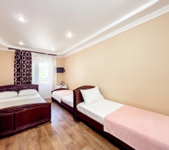 Четырёхместный номер Standard с балконом в Эксклюзив