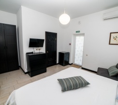 202 - Трехместный номер с балконом и боковым видом на море в Азов Инн