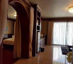 Люкс с видом на бассейн в Erawan Hotel