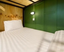 Кровать в общем номере (женский номер) в The Neighbors Hostel - Adults Only