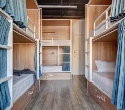 Кровать в 8-ми местном женском номере в Roomy Hostel