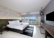 Двухместный номер Deluxe с видом на море двуспальная кровать в Ruenthip Residence Pattaya