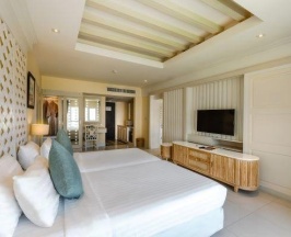 Четырёхместный люкс Embrace с 2 комнатами в Andaman Embrace Patong