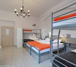 Двухместные апартаменты с балконом двуспальная кровать в Hostel Lwowska 11