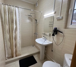 Четырехместный номер с балконом, террасой и видом на горы в Силагор