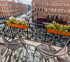 Видовая комната с эркером и балконом на Невский проспект в Октавиана