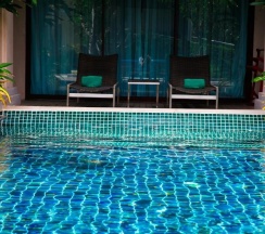 Четырёхместный номер Pool Access Sunset Deluxe с балконом в Phuket Graceland Resort And Spa