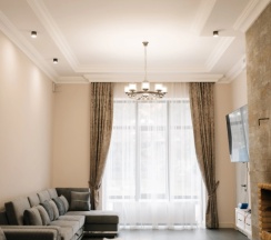 Вилла с балконом и с красивым видом из окна в Residence Village