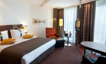 Двухместный полулюкс с видом на город двуспальная кровать в Holiday Inn Almaty