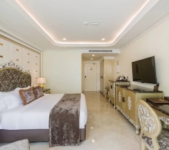Двухместный номер Deluxe с видом на бассейн двуспальная кровать в LK Emerald Beach