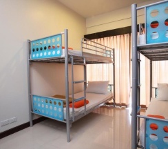 Кровать в общем номере в Lub Sbuy Hostel