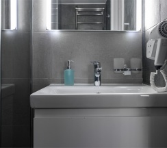 Семейный номер с двуспальной кроватью и диваном в Best Western Zoom Hotel