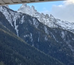 Четырёхместные апартаменты с балконом и с видом на город в White house in the mountains