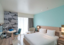 Двухместный номер Standard с видом на бассейн двуспальная кровать в Holiday Inn Express Phuket Patong Beach Central, an IHG Hotel