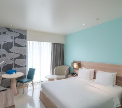 Двухместный номер Standard с видом на бассейн двуспальная кровать в Holiday Inn Express Phuket Patong Beach Central by IHG