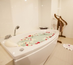 Вилла с балконом в Howard Johnson by Wyndham Phuket Naiyang