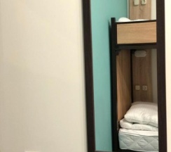 Кровать в женском шестиместном номере в Танский