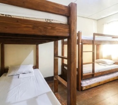 Кровать в общем номере в Kamuning Hostel