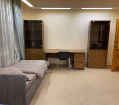 пятиместный номер с двумя двумя двухспальными кроватями и односпальной кроватью в Неделина