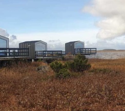 Двухместное бунгало с видом на море двуспальная кровать в Лопский берег