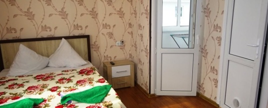 Трёхместный номер Classic с балконом и с видом на горы в Якорь