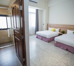 Четырёхместный номер Standard в Rainbow Hotel