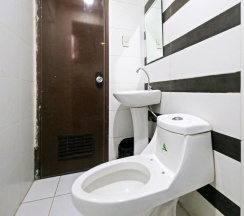 Четырёхместный семейный номер Standard 2 отдельные кровати в OYO 894 Cosmo Hotel P Campa Manila