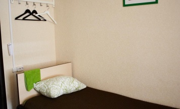 Кровать в 3-местном общем номере в Truck house hotel