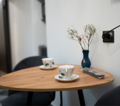 Апартаменты с двумя кроватями, кухней-гостиной  и отдельным входом в Двенадцать