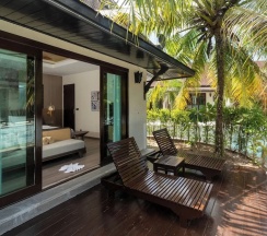 Двухместная вилла с балконом двуспальная кровать в Howard Johnson by Wyndham Phuket Naiyang