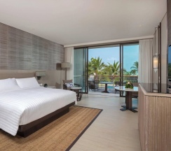 Двухместный номер с балконом и с видом на сад двуспальная кровать в Phuket Marriott Resort And Spa, Nai Yang Beach