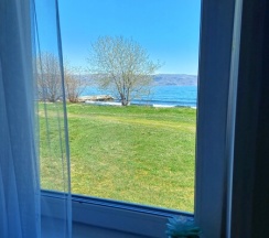 Номер с видом на озеро с двуспальной кроватью,душ и туалет на два номера. в Аршан