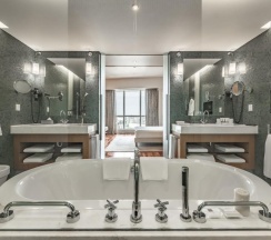 Люкс Executive, с доступом Swiss Executive Lounge - с большой двуспальной кроватью в Swissotel Красные Холмы
