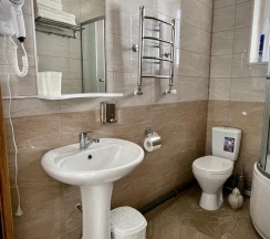 Номер стандарт с 3 односпальными кроватями в AiL Home