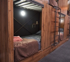 Кровать в общем номере (мужской номер) в Gagarin Capsule Hotel