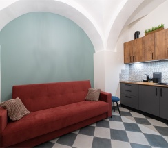 Апартаменты с большой кроватью, кухней-гостиной и отдельным входом в Двенадцать