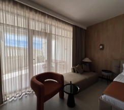 Шестиместный коттедж с балконом и с красивым видом из окна в Costa Brava