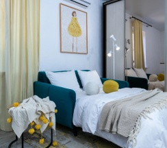 Шестиместные апартаменты с 2 комнатами с красивым видом из окна в Апартаменты Атмосферные на набережной в доме с колоннами Ловец Снов 1
