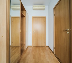 Улучшенная комната с двуспальной кроватью и диваном в Октавиана