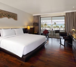Двухместный номер с видом на океан двуспальная кровать в Le Meridien Phuket Beach Resort