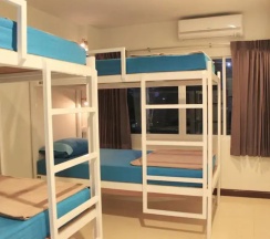 Кровать в общем номере (женский номер) в Ananas Phuket Central Hostel