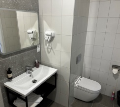 СУПЕРИОР Трехместный номер с двуспальной и односпальной кроватями в Zb Hotels Айсберг Саратов