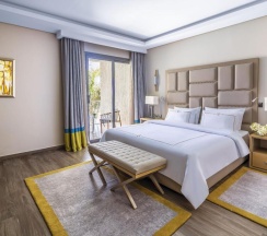 Двухместный люкс Lagoon Deluxe с видом на море двуспальная кровать в Rixos Premium Magawish Suites and Villas