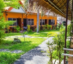 Двухместный номер Standard с видом на сад двуспальная кровать в Baan Kasirin Resort Pattaya Beach