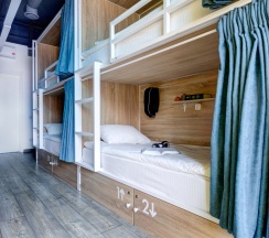 Кровать в 8-и местном общем номере повышенной комфортности в Roomy Hostel