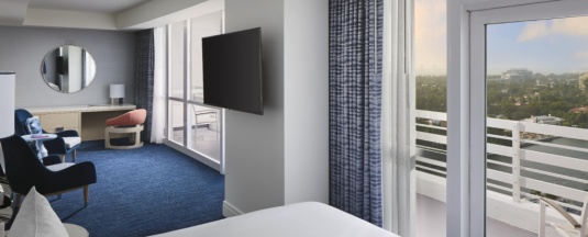 Номер Deluxe с балконом и с видом на залив в Fontainebleau Miami Beach