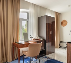 Апартаменты до 3 гостей с видом на город в V Hotel&Rooftop lounge