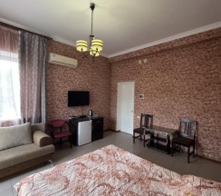 Трёхместный номер Deluxe с балконом и с красивым видом из окна в Stone house