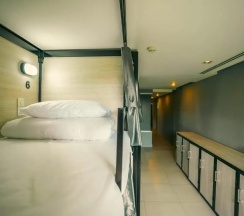 Кровать в общем номере (женский номер) в Mad Monkey Phuket